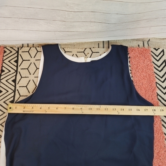 WHITE HOUSE BLACK MARKET NAVY & WHITE SLEEVELESS OVERLAY SHELL, SZ MEDIUM - Picture 10 of 11